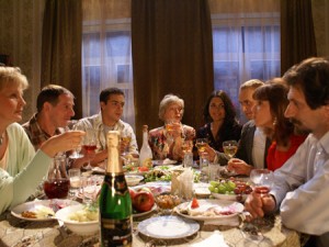 Мы выяснили, что нужно пить и есть в праздничные...  За праздничным столом.  По словам врача-диетолога Андрея...