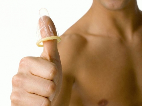 При использовании презерватива чувствительность головки снижается