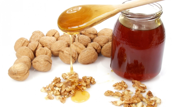 Грецкие орехи с медом - не только лакомство, но и продукт, дарующий мужчине здоровье